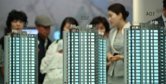 정부의 규제에도 집값 상승세가 이어지자 '청약통장=시세차익'이라는 인식이 강해지면서 청약통장 가입자 수가 꾸준히 늘고 있다. 사진은 수도권 견본주택 전경<연합뉴스>